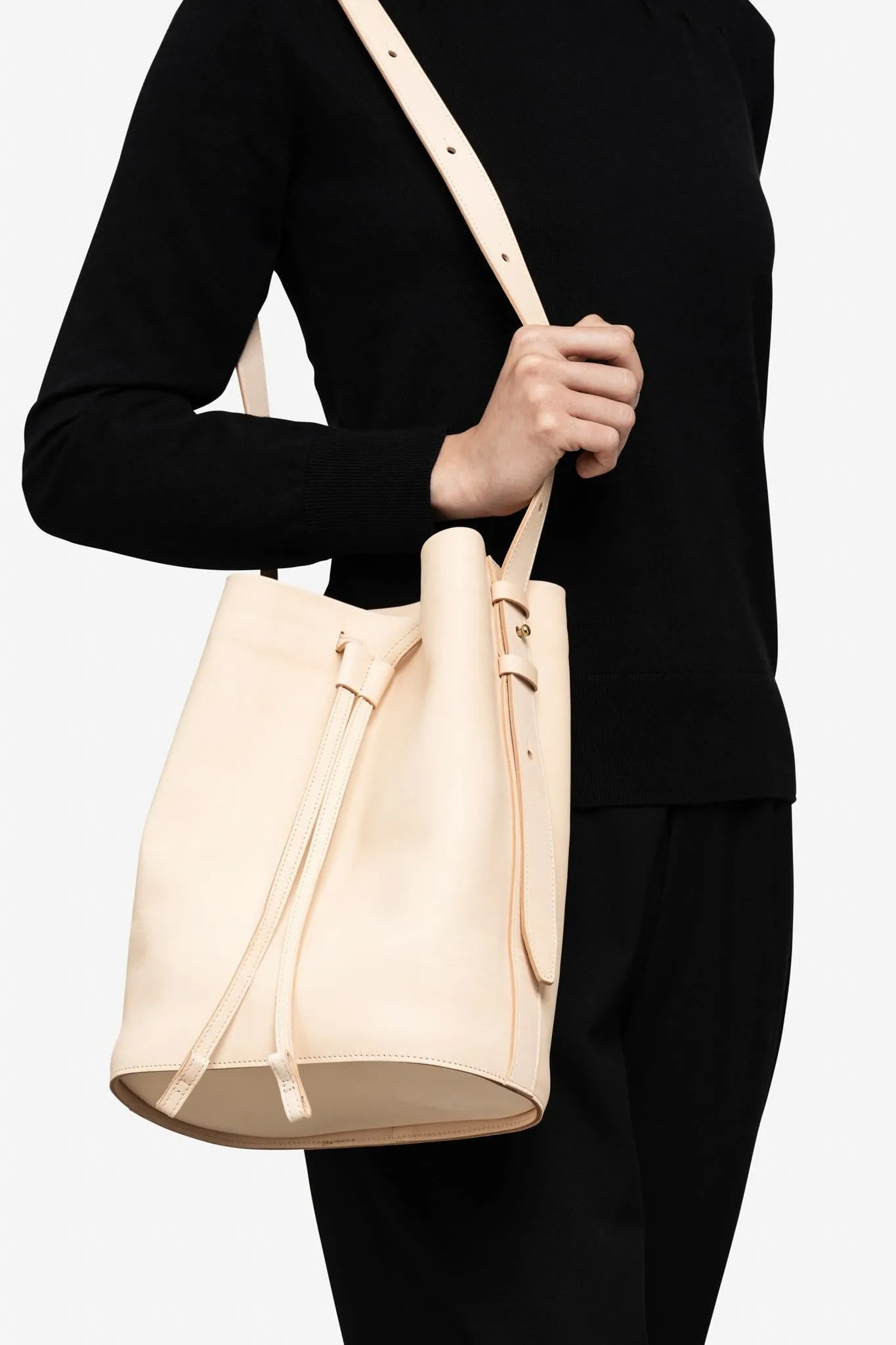 LEATHER BUCKET BAG "AB 103.1" IN NATURAL